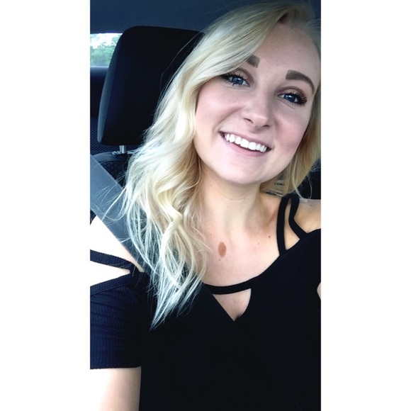 MEET YOUR POSHER 👩🏼‍⚕️💉💍 - Picture 4 of 6